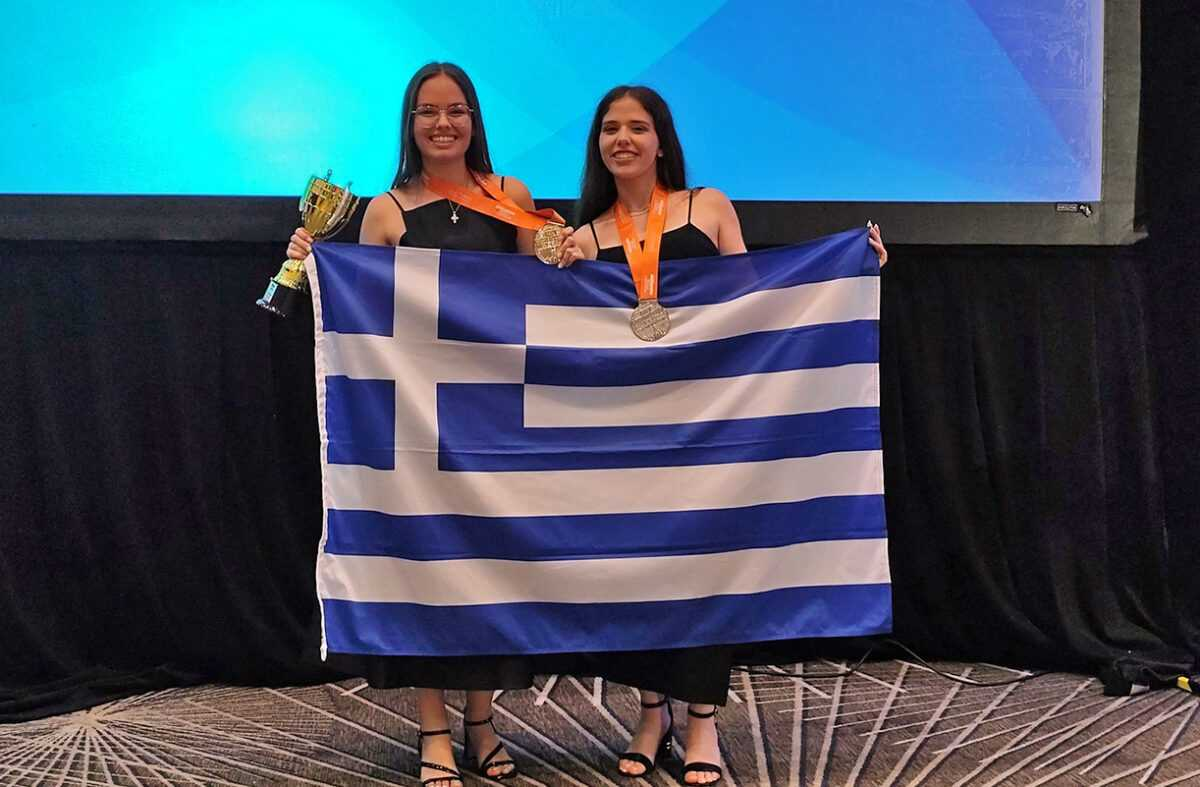 Η Ελένη Καρακασίδου και η Κυριακή Πέτσα με την ελληνική σημαία στον Παγκόσμιο Τελικό Microsoft Office Specialist 2025